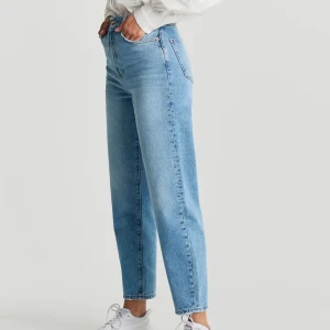Mom jeans  - Säljer dessa mom jeans från Gina Tricot. Skriv för fler bilder på jeansen, dessa bilder är tagna från Gina! Köpt för 499kr. Snygg färg & passform! 