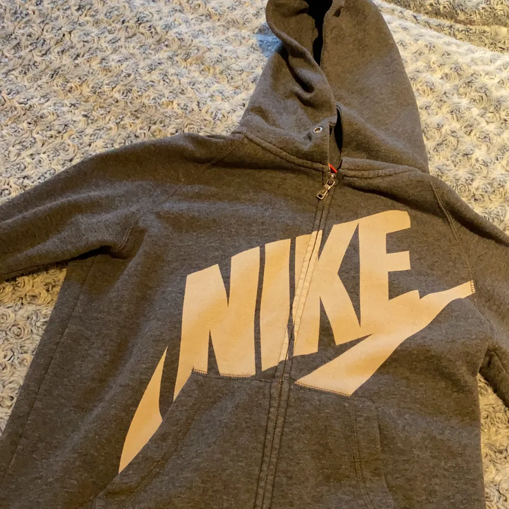 en grå Nike Hoodie i bra skick, storlek: M. Hoodies.