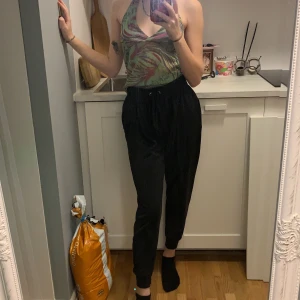 Svarta mjukisbyxor - Helt vanliga sköna svarta mjukisar från bikbok med en liten ”ficka” på höger skinkan som bara är en detalj, däremot är fickorna där fram som vanligt