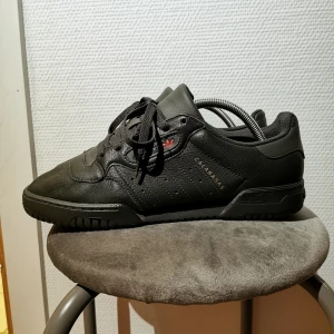 Adidas powerphase calabasas eu41  - Hej, skaffade dessa i hopp om att dem skulle passa mig, men det gjorde dem inte så nu säljer jag till någon som har mindre fötter 😅 de är i väldigt fint skick och lädret är väldigt bra kvalitet! Skickar mer bilder vid intresse! 