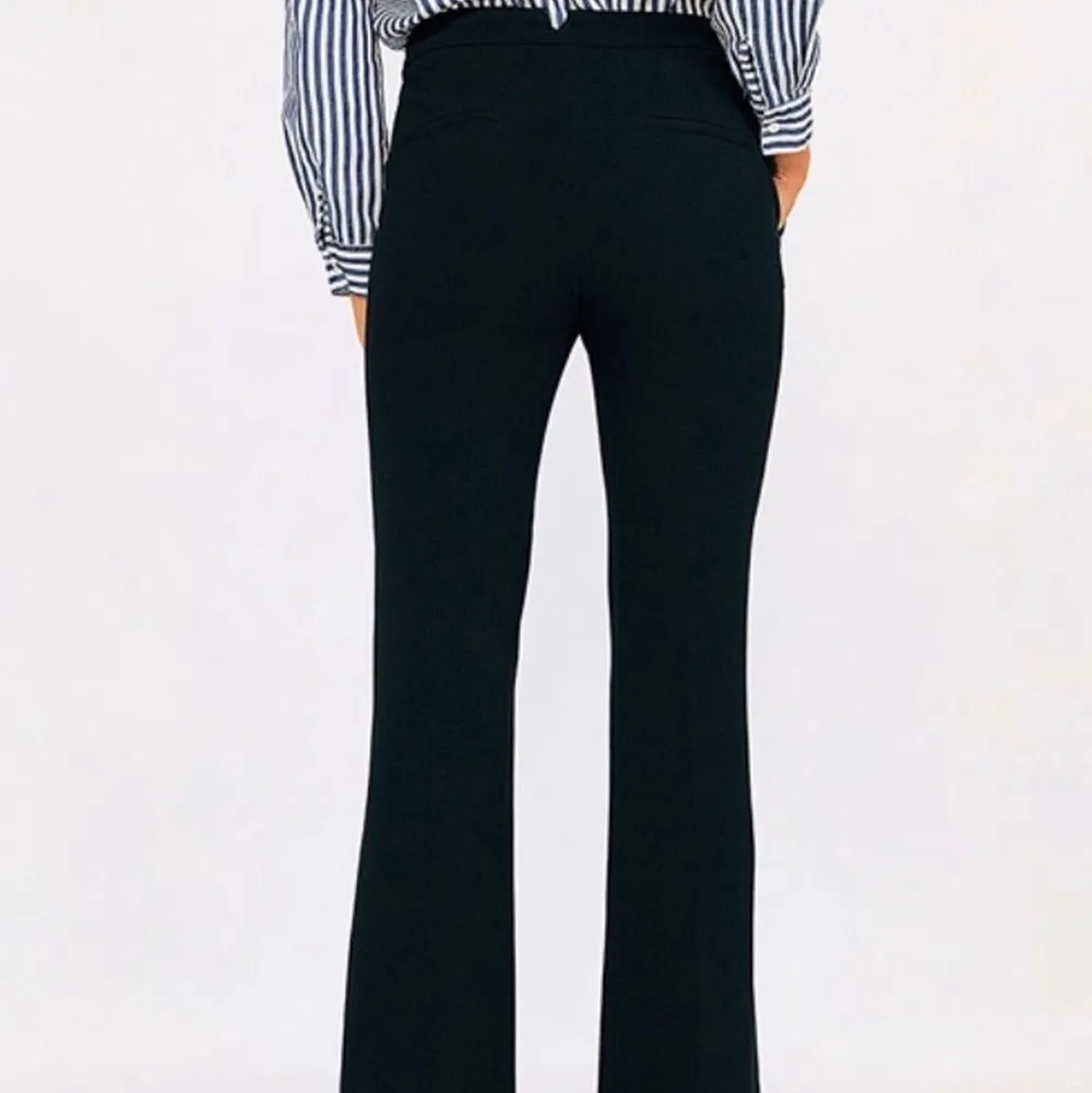 Snygga svarta kostymbyxor från Zara i väldigt bra skick. En utsvängd modell med en jättefin passform. Sitter perfekt på mig som är 170cm. Första bilden är lånad✨✨✨ buda, eller köp direkt för 400kr. Jeans & Byxor.