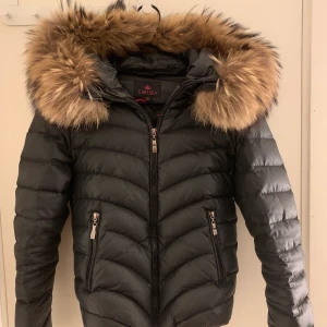 Chelsea Jacka Storlek 38 - Chelsea jacka storlek 38. Köpt för 1 år sedan och ser så gott som ny ut. Köpte den ifrån miinto.se. Priset kan diskuteras. 