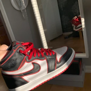 Air Jordan 1 Bloodline - Säljer nu mina sparsamt använda Aj1. Skorna är köpta i mars för 3600 kr och sedan dess väldigt lite och försiktigt använda.                                                         Storlek 40, passar även 39  Original låda och tre olika skosnören följer med. Buda från 2300                                                                          Kan mötas upp i Sundsvall,fraktar annars vilket kunden betalar. Kom gärna privat för mer bilder eller om du har frågor💕                                                                    