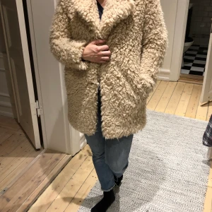 Teddyjacka - Otroligt härlig teddyjacka av märket Espirit. Denna är så himla härlig! Ljusrosa/benvit i färgen.