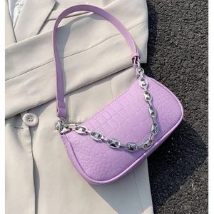 Lila baugette bag - Superfin och oanvänd. Hör av dig om du är intresserad💗 Har även en likadan fast i svart🌸