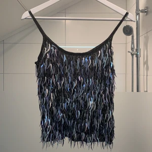 Nyårstopp!  - Ball topp perfekt till nyår med typ chiliformade detaljer 🌶🌶🌶 Jag fick den i present men den är tyvärr för liten vid bysten. Passar en XS/S om du har en mindre byst. 