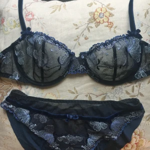 Underkläder  - Säljer en liknande rosa!! uppskattad till strlk 75A/70B vid mer exakta mått så mäter jag gärna,bara att säga till. Trosorna är högmidjade. Ser ut som att det är mycket tyg över rumpan, men väl på är de mer som halvstring:) de är sömnlösa, så inget som syns genom byxor. Nyskick!