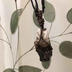 Ametist chevron halsband - Handgjort makramé halsband! Tillverkad med svart vaxad bomullstråd och ametist chevron. Bandet är även justerbart! Skriv till mig privat om du har frågor🦋 (fraktkostnad: 11kr) 