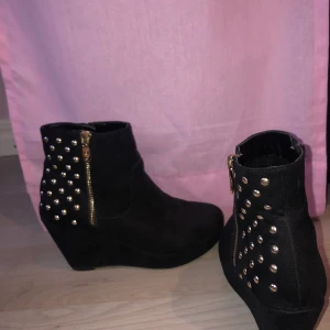 Duffy klackar - Duffy klackar i stl 36. Bra skick nästan aldrig använda.