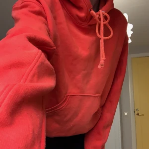 Röd hoodie  - Röd orange hoodie från Weekday, storlek S med lite större ärmar. Skulle vilja kalla den oversized, jätteskön. Använd men i gott skick. Delar gärna på frakt