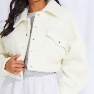 croppad teddyjacka - skitsnygg perfekt croppad teddyjacka, som ny ⚡️🥶🤍💞