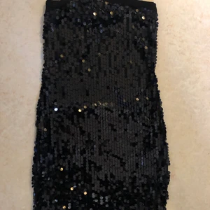 Paljettklänning 💫 - Några paljetter saknas, se bild. Tycker dock inte att det är något som stör. Storlek saknas men gissar på S, stretchigt material. + mudd upptill som gör den bekväm🌸
