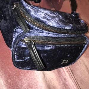 Väska från Urban outfiters  - Asball magväska (man även kan använda som axelbandsväska) i blå sammet från urbanoutfiters. Nyskick! Aldrig använd! Köpt för 600, buda i kommentarerna🔥🔥