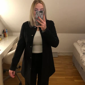 Kappa strl M - Säljer min kappa från JACQUELINE de YONG i strl M. Helt oanvänd. Säljer pga inte min stil. Jätte bra skick. Passar som vår och höstkappa! <3