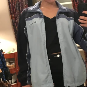 Champion jacka - Nice vårjacka köpt på secondhand. Ena ärmen är lite trasig på insidan av jackan men annars gott skick :)