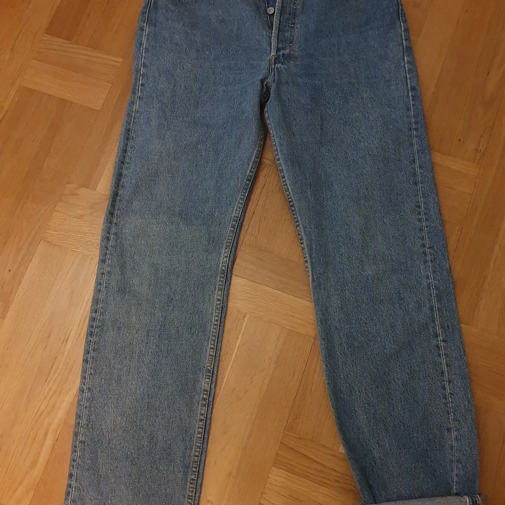 Vintage jeans med hög midja rak passform en hälla baktill har lossat . För den händige att sy tillbaka med några stygn bara. Storlek w34 l 32 märke levis . Jeans & Byxor.