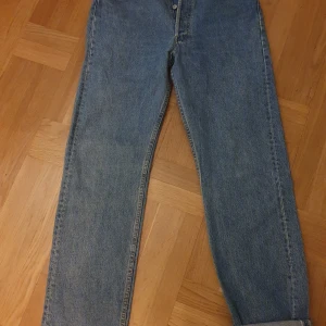 Vintage levis jeans hög midja w 34 l 32 blå färg - Vintage jeans med hög midja rak passform en hälla baktill har lossat . För den händige att sy tillbaka med några stygn bara. Storlek w34 l 32 märke levis 