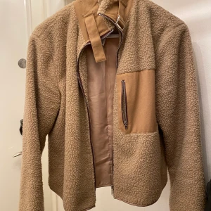 Object Teddy jacket - Object Teddy jacket beställd från asos. Använd fåtal gånger och är fortfarande i bra skick. Nypris runt 800-900kr. 