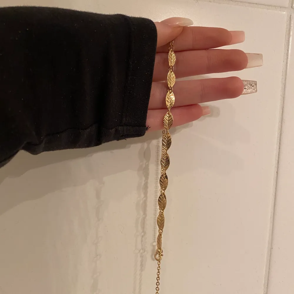 Ett fint oanvänt halsband med söta blad! Kommer tyvärr inte till användning... 💛. Accessoarer.