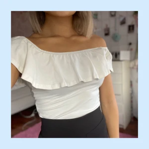 Off shoulder  - Vit, väldigt bekväm off shoulder från Gina. Passar även S då den är väldigt stretchig. Går att justera axlarna hur man vill💖