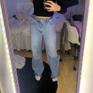 Populära Zara jeans med skitsnygg passform. Hålet har jag gjort själv, det är även en ”ruff” kant nertill. Köpte i stor storlek för att jag ville att de skulle sitta pösigt, men de är tyvärr för stora för mig så får inte användning av de.