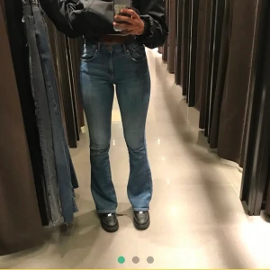 Bootcut jeans - Oanvända bootcut jeans från bikbok i storlek 36. Säljer då dem är för små för mig, lite korta för min smal för mig som är 175 cm, frakt betalas av köpare.