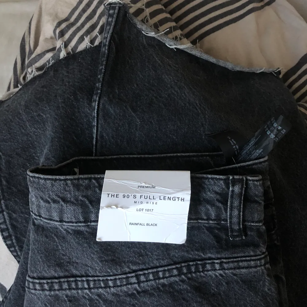 Populära jeans från ZARA. Endast testade, men hann inte skicka tillbaka dem så säljer de här istället 💕 . Jeans & Byxor.