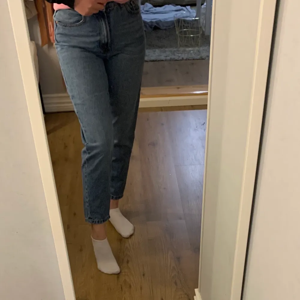 Mom’s fit jeans från FB sister i storlek XS. Köpta för 200kr och är lite för korta på mig som är 166cm lång. Säljer pågrund att jag knappt använt de. . Jeans & Byxor.