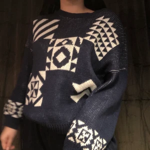 Stickad tröja - Superfin marinblå stickad tröja, köpt på beyond retro, jag har knappt använt den.