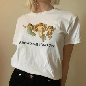 T-shirt med tryck  - Cool t-shirt med tryck ”you can’t hang with us”☁️👼🏼 Följ @astridnilssons på Instagram för mer kläder💗