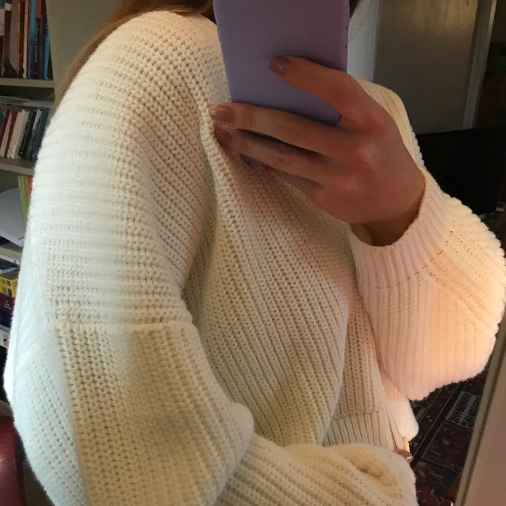 Vit cardigan/kofta från H&M i storlek S (den är ganska stor så passar även större storlekar skulle jag säga). Aldrig använd! 100kr + frakt. Tröjor & Koftor.