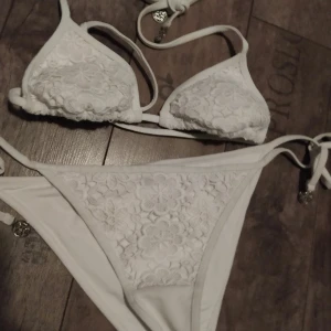 Virkad vit bikini i nyskick XS/S - Jättefint skick,snygga detaljer.
