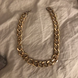 Kedjehalsband - Jättefint gulligt kedjehalsband ifrån Gina. Köpt för ett år sedan ungefär, knappt använt🤎