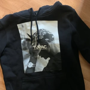 (XS) TUPAC HOODIE  - Säljer min knappt använda tupac hoodie från junkyard. Köpt för 599 säljs för 300kr                                                        Storlek XS.                                                                                    Kan frakta :)