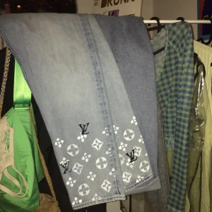 GÖR CUSTOMIZED BYXOR - För att skicka byxor tar jag betalt 450, om kund kan lämna till min adress tar jag mellan 250-300! 