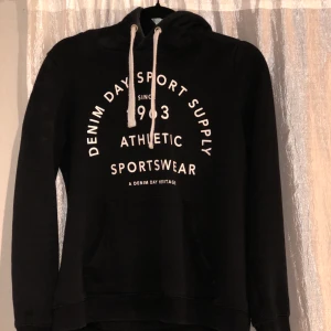 Mörkblå/svart Dam Hoodie - Inköpt på Ullared, använd en gång !  Liten i passform , Passar dej som har vanligtvis storlek S