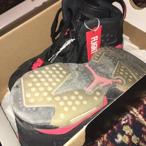 Air Jordan 6 Infrared (Köpta för över 200$, skriv för mer bilder) - Air Jordan 6 Infrared storlek 39. Köptes på Flightclub år 2017. Använda men inte för mycket, bara på sistone har jag skejtat en del i dom. Tar bra hand om mina skor så dom är i använt, bra skick. Gör såklart rent dom innan försäljning.