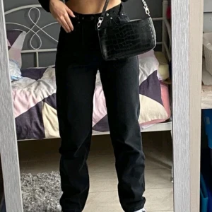 Svarta Jeans - INTE MINA BILDER❗Jättefina svarta byxor från Shien, säljes då de är för stora för mig, de är i strl M, kolla måtten på sista sidan. * Endast provade * Köpa originellt för 249kr + frakt, jag säljer för 150 + frakt💗 OBS! De har en slags justerbar midja med knappar, som man ej kan se och man kan justera midjan till 68/70 cm!💗