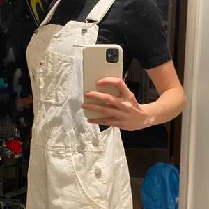 Carhartt hängselbyxor - Oanvända vita hängselbyxor från carhartt! Jag är 172 och de går sitter perfekt i benen och är perfekt längd. Även snyggt att vika upp kanerna längst ner om dom är för långa. Orginal priset är 990kr 💞