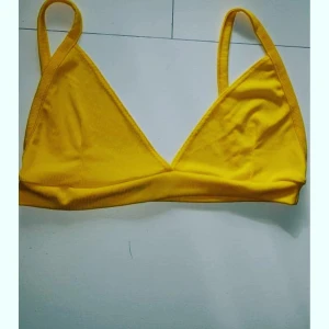 Gul bralet från prettylittlething strl 44/46 - I nyskick. Mjuk och bekväm.