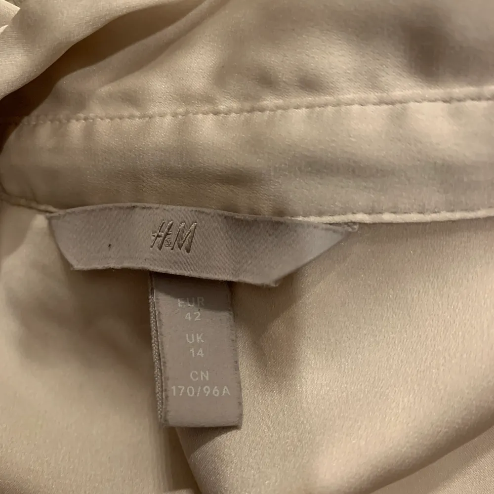En fin blus/skjorta från H&M, använd fåtal gånger i storlek 42. Toppar.