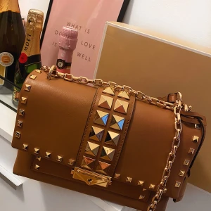 M - Michel Kors handväska! Köpte för 3 månader sen,allt finns med. ❤️