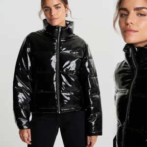 Jacka ifrån Gina  - Sååå jävla varm och skön jacka ifrån Gina Tricot, köpt för nästan 3 veckor sedan så i super bra skick! Säljes då jag hittat en annan favorit.                                                                                  Nypris är 699kr och Storlek S (passar XS också)                       Frakt tillkommer. Pris kan diskuteras vid snabb affär. bud är 510kr (höjs med minst 10kr)