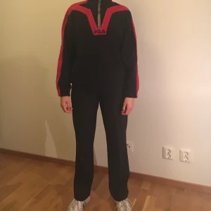 Fila tjocktröja  - En svart och röd fila tjocktröja. Bra kvalitet. Är lite oversized, passar S och M. Passar även XS men då blir den mer oversized.