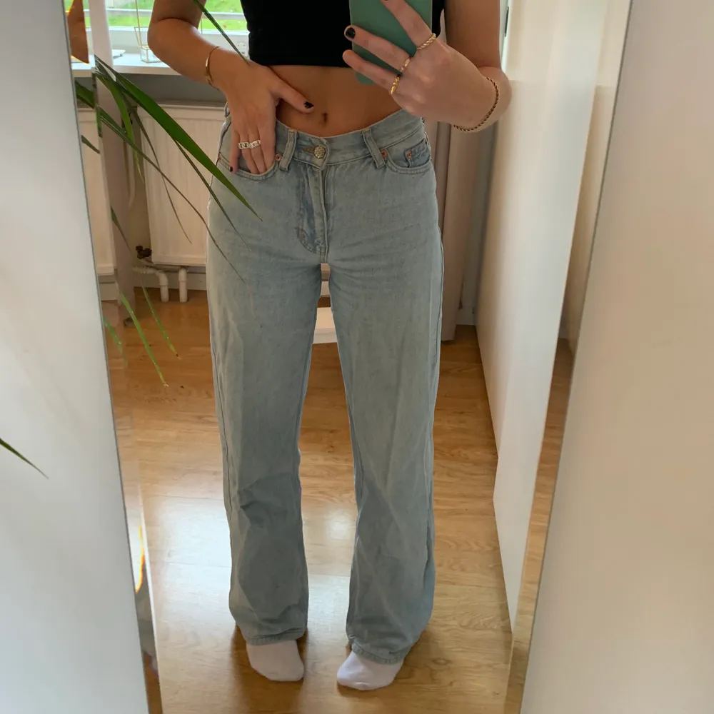 Ljusblåa wide leg jeans från Junkyard. Passar mig som är 167 lång :) budet ligger på 290kr ex frakt. Jeans & Byxor.