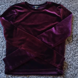 Tröja - Mörkröd julig tröja i sammet. Magtröja. 