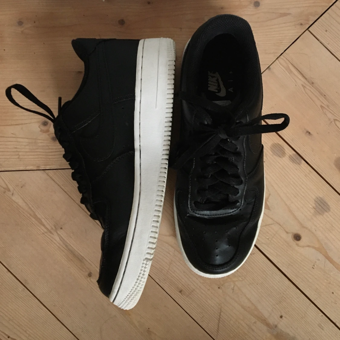 Nike Air Force 1 Svartvit strl 40.5 - 90