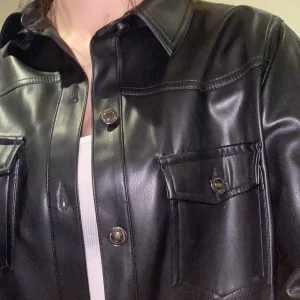 Skinn skjorta / jacka - Jätte skön jacka från Zara, strl M men passar XS och S som oversized❣️