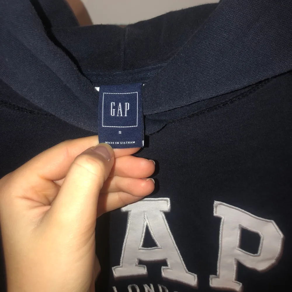 Marinblå hoodie från GAP, skickar fler bilder vid intresse!!. Hoodies.