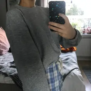 Skit snygg och skön basic grå sweatshirt! Använd, men ing fläckar eller trasig någonstans så den ser ut som ny!! 